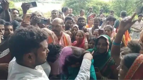 “ఇలాంటి భర్తను అసలు చూడనే లేదు!”. భర్త కళ్ల ముందే భార్యకు జరిగిన విచిత్ర వివాహం.. ఊరి నడిబొడ్డున జరిగిన 8 ఏళ్ల ప్రేమ కథ క్లైమాక్స్..!!