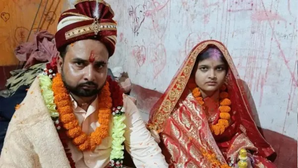 “10 ఏళ్ల క్రితం ప్రేమ”.. పెళ్లై ఇద్దరు పిల్లలు పుట్టిన తర్వాత ఉపాధ్యాయుడి విపరీత కోరిక.. 6 నెలల క్రితం పెళ్లైన ప్రియురాలిని అర్ధరాత్రి వేళలో. ఊరంతా ఒక్కటై జరిపించిన విచిత్ర వివాహం.!!!