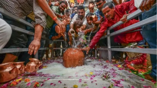 జీవితంలో కష్టాలు తీరడంలేదా.?” సోమవారం నాడు శివలింగానికి ‘ఇలా’ అభిషేకం చేయండి. మంచిదే జరుగుతుంది..!