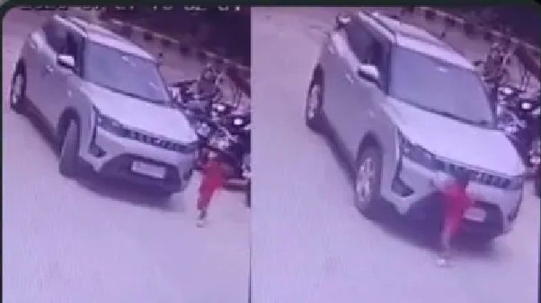 ” రెప్ప మూసి తెరిచేలోగా తీవ్ర దిగ్భ్రాంతి!” – నాగ్పూర్లో 3 ఏళ్ల చిన్నారిపై కారు దూసుకెళ్లి దారుణ మృతి! గుండెలను పిండేసే సీసీటీవీ దృశ్యం..!!!