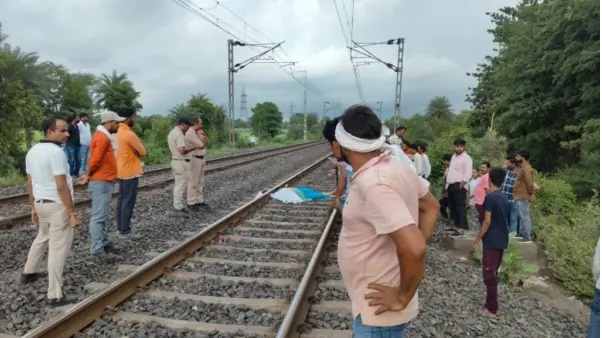 3 ఏళ్ల కూతురుతో 25 ఏళ్ల తల్లి. పసిపాపను కౌగిలించుకుని తల లేకుండా పడి ఉన్న 2 మృతదేహాలు. రైలు ముందు కూతురుతో దూకి ప్రాణాలు విడిచిన తల్లి. కంటనీరు పెట్టించిన దృశ్యం..!!