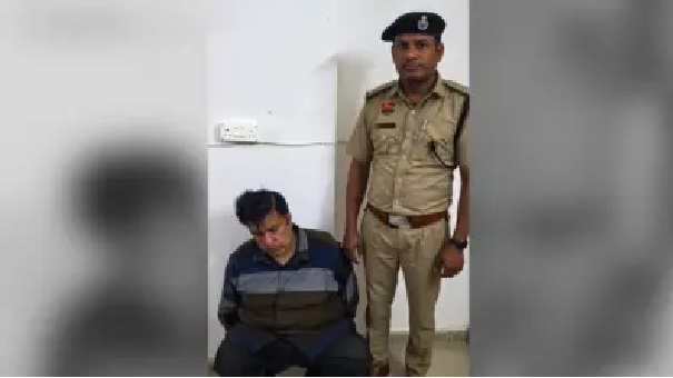 “భార్య ముందు మాస్ చూపించాలనుకుని ఇలా దొరికిపోయారా!”. పోలీస్ స్టేషన్‌లో చిక్కిన నకిలీ ఎస్పీ. సినిమా స్టైల్‌లో రక్తికట్టిన నాటకం..!!!”