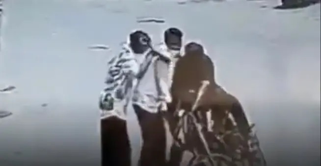 “సహాయం చేయడమే శాపమైందా?”.. ఎలా ప్లాన్ చేసి దొంగతనం చేస్తున్నారో చూడండి.. కాపాడబోయిన వ్యక్తికి ₹1 లక్ష ఫోన్ గాయబ్!