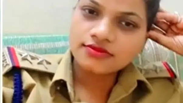 “లైకుల కోసం ఆశపడి ఉద్యోగం పోయేలా ఉంది”.. ఇన్స్టాగ్రామ్ రీల్స్ పిచ్చి! పోలీస్ యూనిఫాంలో రీల్స్ చేసిన మహిళా సబ్-ఇన్స్పెక్టర్. పోలీసు ఉన్నతాధికారుల సంచలన ఆదేశాలు!