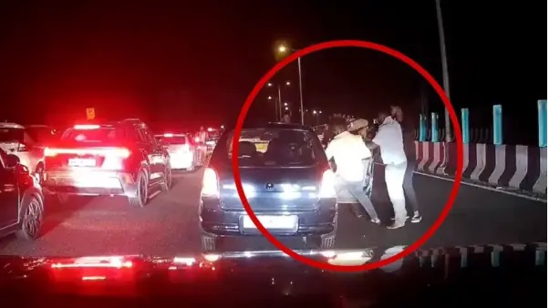 నడిరోడ్డుపై ఇంతటి తెగింపా..? “చేతులు జోడించి కన్నీళ్లతో వేడుకున్న మహిళ”.. ఈడ్చి మరీ దారుణంగా దాడి చేసిన గుంపు. కలకలం రేపిన వీడియో..!
