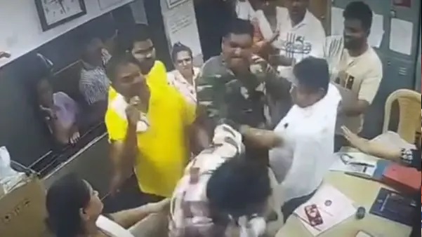 “డాక్టర్లను ఇంతలా కొడతారా!”. గర్భిణీ చికిత్సలో గొడవ.. ఐసీయూ (ICU)లో వీరంగం వేసిన కౌన్సిలర్.. స్తంభించిన ఆసుపత్రి.. వైరలవుతున్న షాకింగ్ వీడియో..!!!