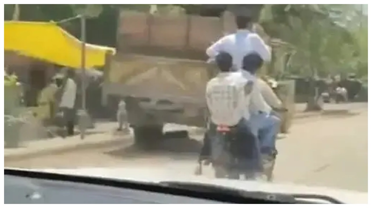 “సెకను ఆలస్యమైనా ప్రాణాలు గాలిలో కలిసేవి”.. నడుస్తున్న బైక్‌పై నిలబడి ఫోన్ మాట్లాడిన యువకుడు! వీరి నిర్లక్ష్యపు చేష్టలతో మండిపడుతున్న ప్రజలు.. వైరల్ వీడియో!!