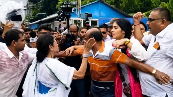 మమతా బెనర్జీ చెంపదెబ్బ.. నివ్వెరపోయిన కార్యకర్తలు.. కోల్కతాలో నిజంగా జరిగింది ఏమిటి?