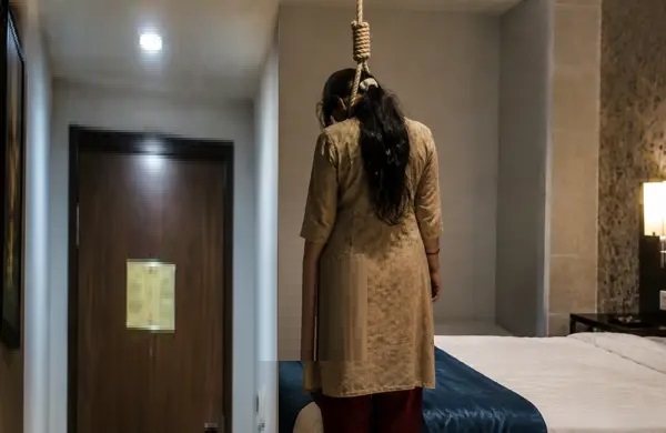 హైదరాబాద్లో విషాదం: హోటల్ గదిలో వివాహిత ఆత్మహత్య.. మిత్రుడికి వీడియో కాల్ చేసి మరీ ఘోరం!