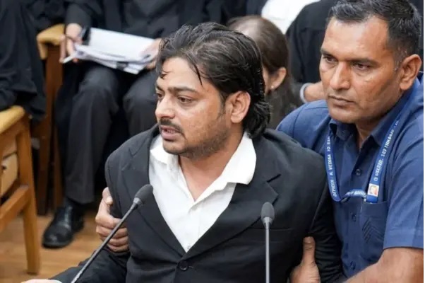 సుప్రీంకోర్టులో న్యాయమూర్తులకే ఆదేశాలు.. ఫైల్ విసిరి, సీజేఐపై బూతులతో న్యాయవాది హంగామా!