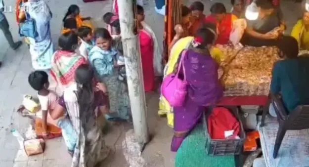 “స్వామిని దర్శించుకోబోతున్నారా? జాగ్రత్త!”.. భక్తుల రద్దీని ఆసరాగా చేసుకుని నగల చోరీ.. వైరల్ అవుతున్న వీడియో!