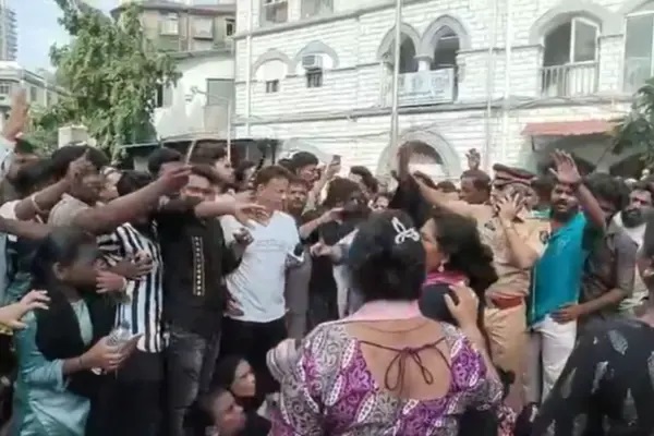 కలకలం! వాష్రూమ్లోకి చొరబడి మైనర్ బాలికపై అత్యాచారం, బిల్డింగ్ వాచ్మన్ దారుణం