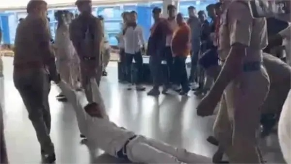 ఆగ్రా స్టేషన్లో ఘర్షణ: స్టేషన్ మాస్టర్ను చితకబాదిన ఆర్పీఎఫ్ జవాన్లు, నలుగురిపై వేటు!