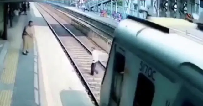 “ప్రాణం కంటే చెప్పులే ముఖ్యమా?” రైల్వే పట్టాలపై నిర్లక్ష్యంగా ప్రవర్తించిన వ్యక్తి.. వైరల్‌గా మారిన వీడియో!!