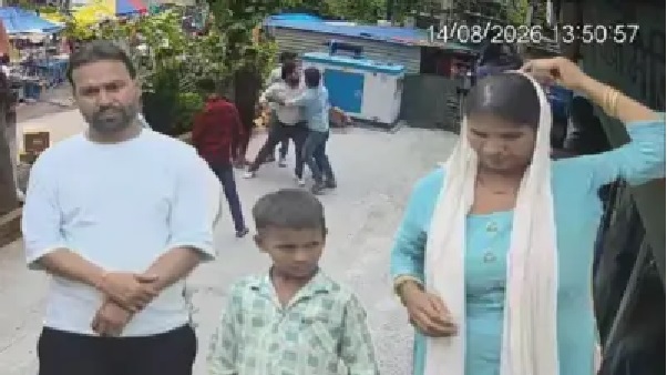 “ఒళ్లో ఏడాది పసిబిడ్డ ఉన్నా చూడకుండా!” బైక్ అద్దం తాకిందని రాక్షసుడిలా మారిన దుకాణదారుడు… చెప్పుతో కొట్టి కాలితో తొక్కిన దారుణం! రూ.20 వేలతో కేసు సెటిల్మెంట్కు బెదిరింపులు!