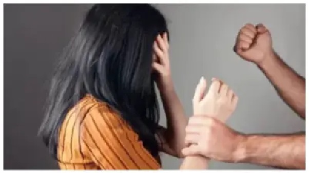 “కుర్చీలో పవరుందని ఏది పడితే అది చేస్తారా?!” మహిళా ఉద్యోగినిపై లైంగిక వేధింపులు… ఉన్నతాధికారులు సస్పెండ్, రిటైర్డ్ అధికారి పెన్షన్ కట్!