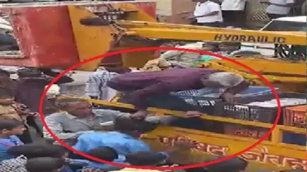 “ఒక్క స్వీట్ అడిగితే తప్పా?!” పిల్లలన్నాక అడగరా ఏంటి… మిఠాయి అడిగినందుకు జుట్టు పట్టి పైకి లేపి చితక్కొట్టిన ప్రభుత్వ ఉద్యోగి! ఒళ్లు గగుర్పొడిచే వీడియో!