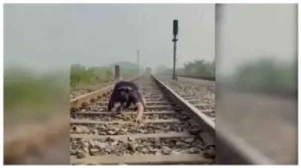 “ఆ లోకో పైలట్ బ్రేకులు వేయకపోతే శరీరాలు తునాతునకలయ్యేవి!” రైల్వే ట్రాక్పై కూర్చుని రీల్స్ పిచ్చి… ఊపిరి బిగపట్టే క్షణాలు! నెట్టింట షాకింగ్ వీడియో!
