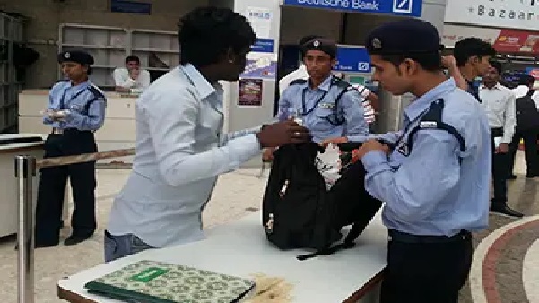 “నాతో పాటు ఇంటికి వస్తావా?!” ఢిల్లీ ఎయిర్పోర్టులో యువకుడికి లైంగిక వేధింపులు… ఇమ్మిగ్రేషన్ అధికారి నిర్వాకం! నెట్టింట దుమారం రేపుతున్న వీడియో!