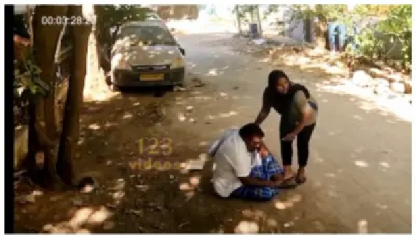 “అయ్యో అని పరిగెత్తుకొచ్చి సహాయం చేసిన ఆ అమ్మాయిలను ఎంత పొగిడినా తక్కువే!” – లక్షలాది హృదయాలను గెలుచుకున్న వైరల్ దృశ్యాలు..!!!