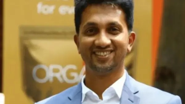 “రోజుకు 10 రూపాయల కూలీ.. నేడు 681 కోట్ల రూపాయల సామ్రాజ్యానికి అధిపతి!”: గురువు ఇచ్చిన చేయూతతో మారిన జీవితం.. చదువు మధ్యలోనే ఆపేసిన యువకుడి సంచలన సక్సెస్ స్టోరీ..!!!