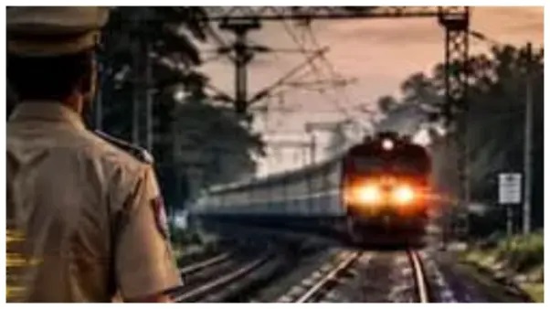 “అయ్యో.. ఖాకీ యూనిఫామ్లో ఠీవిగా తిరిగిన సబ్ ఇన్స్పెక్టర్కు ఏమైందబ్బా!”: నడుస్తున్న రైలు కింద పడి ప్రాణాలు తీసుకున్న దారుణం.!!!