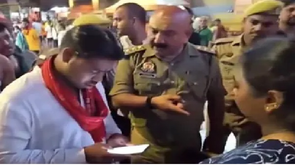 “నకిలీ ఏజెంట్లతో జాగ్రత్తగా ఉండండి” విఐపి దర్శనం అని ₹4,000 నొక్కేసిన వ్యక్తులు.. భక్తురాలికి సహాయం చేయడానికి పరుగెత్తుకొచ్చిన పోలీసులు..!!