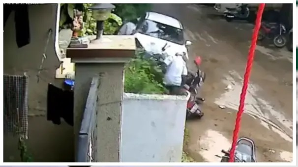 అయ్యో. వీళ్ళు ఇలా రక్తం మీద నడుస్తున్నారు! 7 ద్విచక్ర వాహనాలను తొక్కించిన ఆ అబ్బాయి. ఒక ఆవేశంతో జరిగిన ఘోరం!!