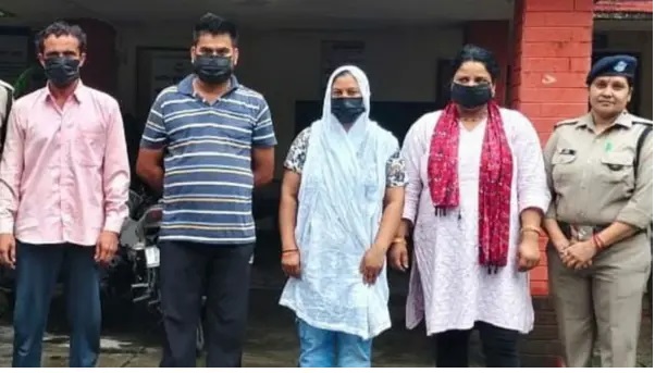 ఛీఛీ.! డబ్బు కోసం ఇట్లా కూడా చేస్తారా.? “సొంత కూతురినే రూ.1.5 లక్షలకు అమ్మేసి.” కిడ్నాప్ నాటకమాడిన తల్లి. మహిళా బ్రోకర్తో సహా 4 గురు గుట్టుచప్పుడు కాకుండా అరెస్ట్. షాకింగ్ నేపథ్యం.!!