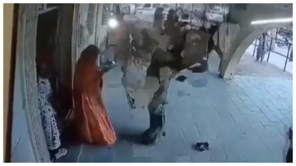 “ఇలాంటి నరకంలోనా ప్రజలు చికిత్స పొందాలి?”.. కొన్ని సెకన్లలో మారిపోయిన జీవితం.. క్యూలో నిల్చున్న మహిళకు ఎదురైన తీవ్ర ప్రమాదం.. అధికారుల నిర్లక్ష్యం బయటపడింది..!!!