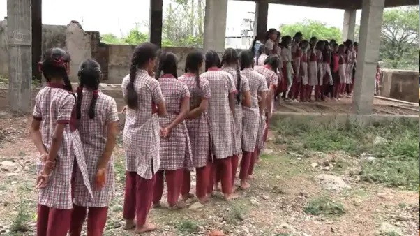 అయ్యో ఘోరమే..! 250 మంది విద్యార్థులకు ఒకే ఒక టాయిలెటా..? రోజువారీ వరుసలో నిలబడుతున్న విద్యార్థినులు. బహిరంగ ప్రదేశాలకు వెళ్తున్న విద్యార్థులు.. ప్రభుత్వ పాఠశాలలో దయనీయ స్థితి..!!