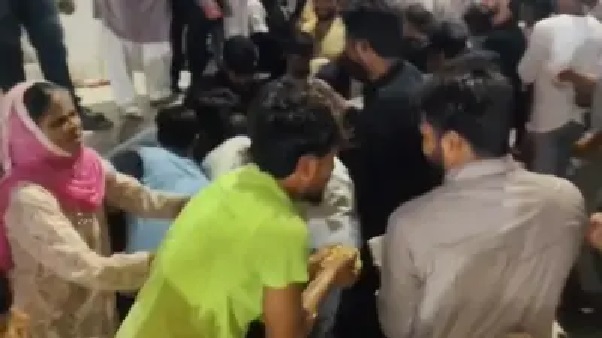 “బిర్యానీ కోసం ఈ కొట్లాటా?”.. ఎవరినీ పట్టించుకోకుండా పాత్రపై పడ్డ జనం.. సంచలనం రేపుతున్న వైరల్ వీడియో..!!!