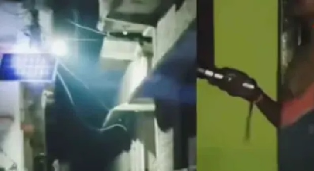 మన ఊరి శాస్త్రవేత్త.! అంతటి తెలివైనవాళ్లు మన దేశంలోనే ఉన్నారయ్యా.. రాత్రి సమయంలో సోలార్ ప్యానెల్‌పై టార్చ్ లైట్ వేసిన యువకుడు. ఇలా కూడా ఛార్జ్ చేయవచ్చా..? నవ్వులు పూయించే వీడియో..!