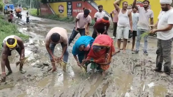 నడిరోడ్డుపై వరి నాట్లు.! “మీరు రోడ్డు వేయకపోతే మేము ఇప్పుడు ఇక్కడే వ్యవసాయం చేస్తాం”.. రంగంలోకి దిగి ఎరువులు వేసిన ప్రజలు. ఇలాంటి ఒక విచిత్ర ఘటనా..?
