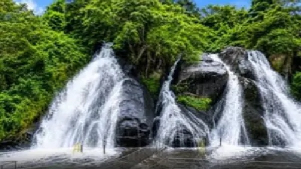 స్నానం చేస్తుండగా జలపాతంలో వరద. బండరాయి దొర్లి పడటంతో పగిలిన తల. ఈ వైపు ఎవరూ రాకండి..? వైరల్ అవుతున్న హెచ్చరిక వీడియో..!