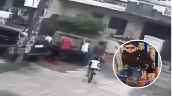 సరదాగా సైకిల్ తొక్కుకుంటూ వెళ్లిన బాలుడు..! నీళ్ల క్యాన్లతో వచ్చిన ఇ-రిక్షా. కంటిరెప్ప మూసి తెరిచేలోపే విలవిలలాడుతూ ప్రాణాలు కోల్పోయిన  బాలుడు