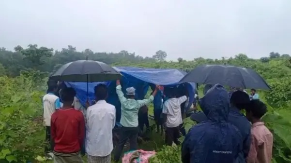 “మంటల్లో కాలుతున్న శవం”.. హఠాత్తుగా కురిసిన వర్షం. తార్పాలిన్తో ఒకటైన జనం. కాలుతున్న శవాన్ని కాపాడుకోవడానికి ఇలాంటి ఒక కావలి (రక్షణ) అవసరమా.? శ్మశానవాటిక నిర్మించి ఇవ్వకపోవడం వల్ల జరిగిన ఘోరం.!