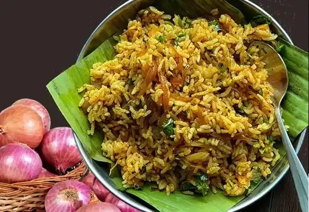“10 నిమిషాల్లో సిద్ధం..!” మిగిలిపోయిన పాత అన్నం ఉందా..? రుచికరమైన  ఆనియన్ రైస్. పిల్లలు లంచ్ బాక్స్‌ను ఖాళీ చేసేలా చేసే.. సులువైన రెసిపీ..!!