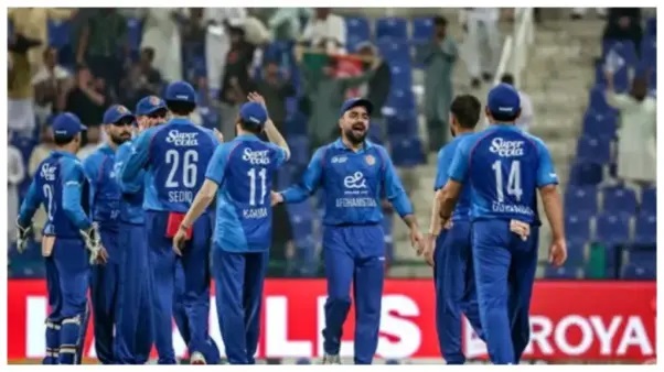 “ఒకరు బాదితే, మరొకరు తామేమీ తక్కువ కాదని నిరూపించారు!” – హ్యాట్రిక్ విజయంతో చారిత్రాత్మక రికార్డు! విశ్వరూపాన్ని చూసి మైమరిచిపోతున్న క్రికెట్ ప్రపంచం!