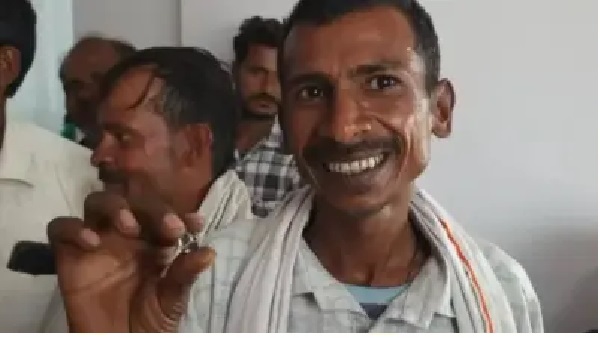 “38 ఏళ్లొచ్చినా ఇంకా పెళ్లి కూడా చేసుకోలేదు..!” – “ఎన్నో ఏళ్లుగా వెతికిన తర్వాత దొరికిన నిధి!” కార్మికులకు తగిలిన జాక్పాట్: మట్టిలో దొరికిన వజ్రంతో మారిన జీవితం!