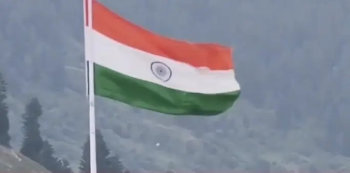 “నియంత్రణ రేఖ వద్ద సత్తా చాటిన భారత్!” – 120 అడుగుల ఎత్తులో గర్వంగా రెపరెపలాడిన జాతీయ జెండా!