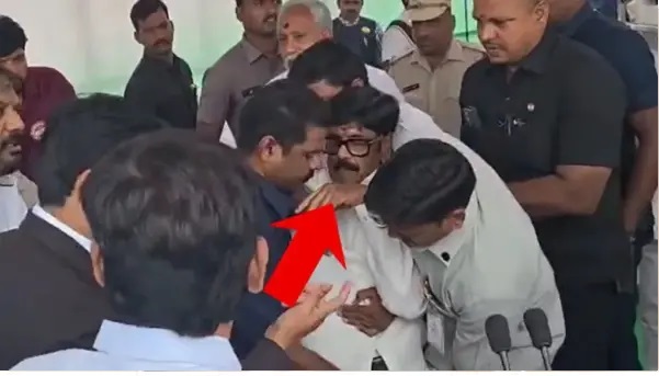 “అయ్యో దేవుడా! స్వాతంత్య్ర వేడుకల్లో గంటపాటు మాట్లాడిన మంత్రి… ఉన్నట్టుండి పక్కకు ఒరిగిపోయి కళ్లు తిరిగి పడిపోవడంతో కలకలం!” ఆందోళనలో అధికారులు!