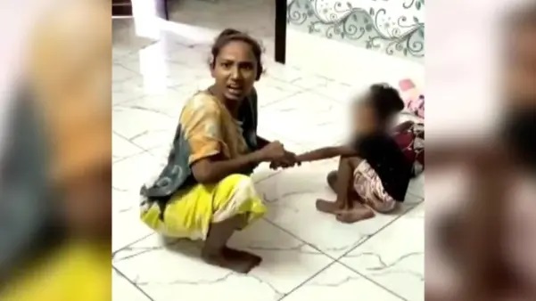 కన్నతల్లే ఇలా చేస్తే ఆ పసిపాప ఎవరి దగ్గరికి వెళ్తుంది..? ఆరేళ్లే నిండాయి.. కర్రతో కొట్టి, కరెంట్ షాక్ ఇచ్చి.. చిన్నారిని ఏడ్పించి ఏడ్పించి చితకబాదిన తల్లి.. గుండెలు పిండేసే వీడియో..!