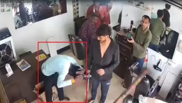 అయ్యో పాపం..! నవ్వడమే నేరమా..? సెలూన్ షాప్ బయట స్నేహితులు నవ్వుకున్నారని చెలరేగిన గొడవ.. పట్టపగలే గుంపుగా వచ్చి చితకబాదిన వైనం..!