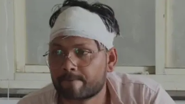 “నేను రెక్కలు ముక్కలు చేసుకుని చదివించి ఆమెను టీచర్‌ని చేశా..! ముగ్గురు పిల్లలున్నారు.. ప్రభుత్వ ఉద్యోగం రాగానే నా ఫోన్ పగలగొట్టి నన్ను ఇంట్లోంచి గెంటేశారు”.. భర్త ఆవేదన!