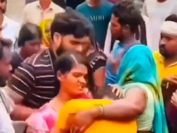 “నన్ను వదిలేయకురా..!” ప్రియుడిని కౌగిలించుకుని గుండెలవిసేలా ఏడ్చిన యువతి.. నడిరోడ్డుపై సినిమా తరహా లవ్ డ్రామా.. కుటుంబీకుల లాగివేతతో తీవ్ర ఉద్రిక్తత.. !!
