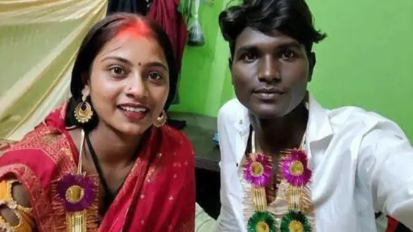 “కూలీకి పట్టిన రాజయోగం..!” టెంట్ హౌస్ యజమాని కూతురినే పెళ్లాడిన యువకుడు.. నెట్టింట వైరల్ అవుతున్న నవదంపతుల ఆసక్తికర ప్రేమకథ..!!