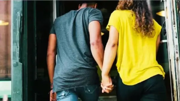 “నా ప్రేయసి ఆ కారులోనే వెళ్తోంది..! కారు ఆపండి” — ప్రియురాలి కోసం 200 మీటర్లు కారును వెంబడించిన ప్రియుడు; రెప్పపాటులో ప్రాణాలు గాల్లోకి.. తొందరపాటుతో జరిగిన ఘోరం!
