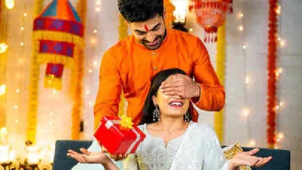 “రక్షాబంధన్కి ఏం గిఫ్ట్ ఇవ్వాలో తెలియక కన్ఫ్యూజ్ అవుతున్నారా..?” తక్కువ బడ్జెట్లో చెల్లెలిని ఖుషీ చేసే 10 సూపర్ గిఫ్ట్ ఐడియాలు!