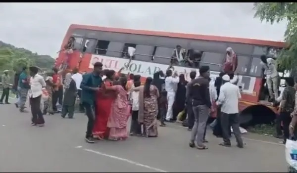 గుండెలు పిండేసే ఘటన..! ఒక్క క్షణంలో ఊగిసలాడిన 59 మంది ప్రాణాలు.. జస్ట్ మిస్.. తృటిలో తప్పిన పెను ప్రమాదం! లోయలోకి దూసుకెళ్లకుండా రక్షణ గోడను ఢీకొట్టిన బస్సు.. భయంతో వణికిపోయిన ప్రయాణికులు.. ఒళ్లు గగుర్పొడిచే వీడియో!